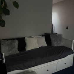 IKEA HEMNES DAYBED (Twin to Queen)