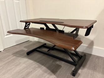 Standing desk converter, height adjustable.