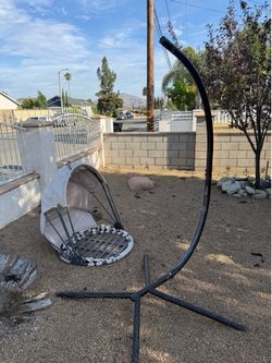 Metal swinging chair