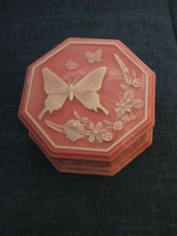 New large cameo holder comes with gift box  selling for half of what I paid