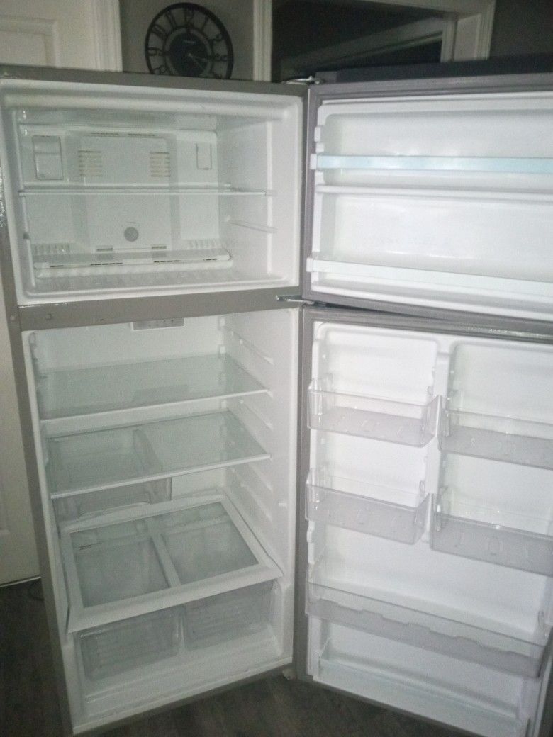 💥 Whirlpool Refrigerator – $50 OBO (Freezer Needs Work) – Must Go Today