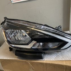 2016-2019 Nissan Sentra Right Headlight 