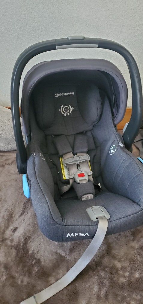 Uppababy Mesa Carseat w/Base