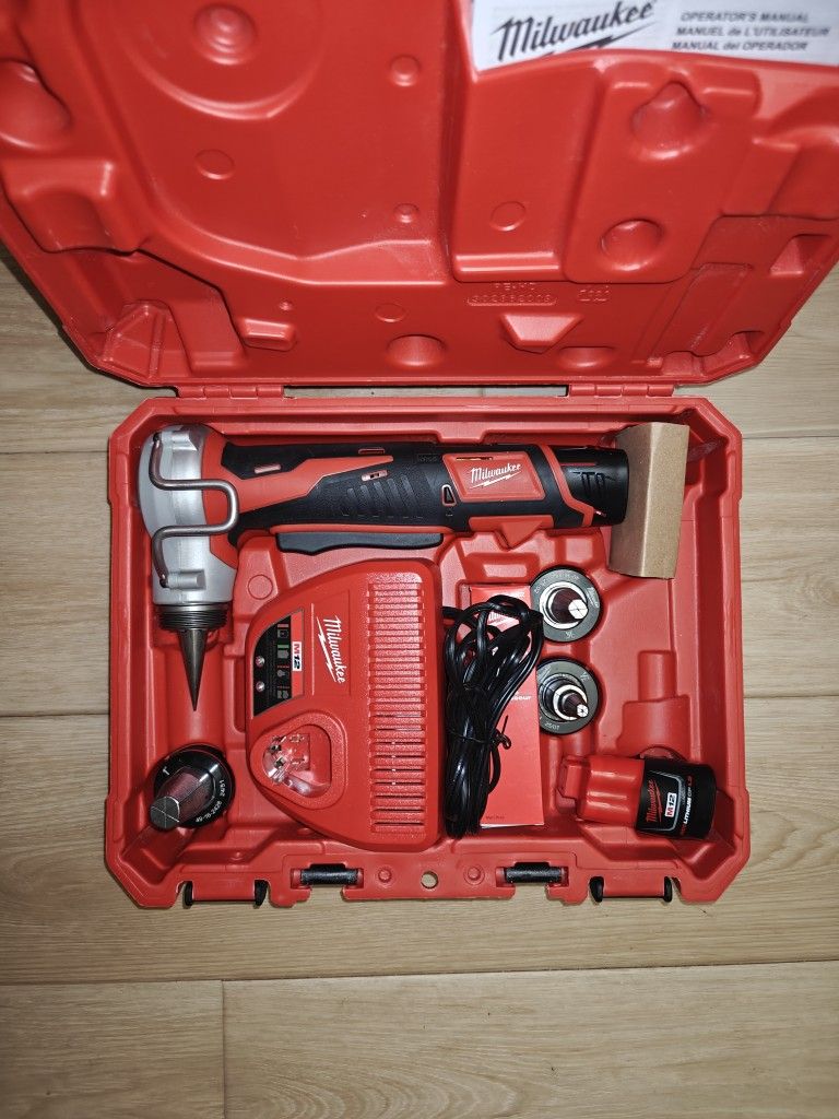Milwaukee
M12 12-Volt Lithium-Ion Cordless PEX Expansion Tool Kit with (2) 1.5 Ah Batteries, (3) Expansion Heads and Hard Case