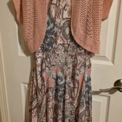 🌸 Beautiful floral-print dress with a coordinating short cardigan jacket.