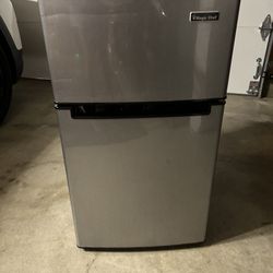 Magic Chef Mini Fridge/ Freezer