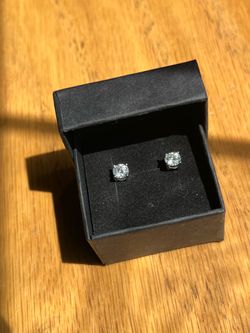 VVS1 Moissanite Stud Earrings