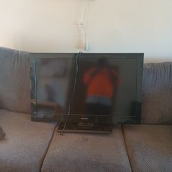 35" EMERSON TV 