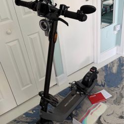 NIU KQi 200P Electric Scooter – Like New ! 