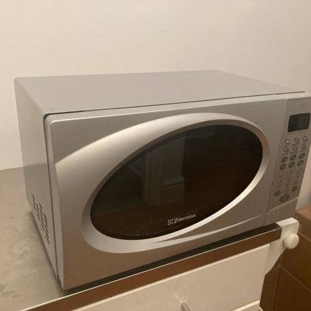 Insignia - 0.7 Cu. Ft. Compact Microwave - Black for Sale in New York, NY -  OfferUp