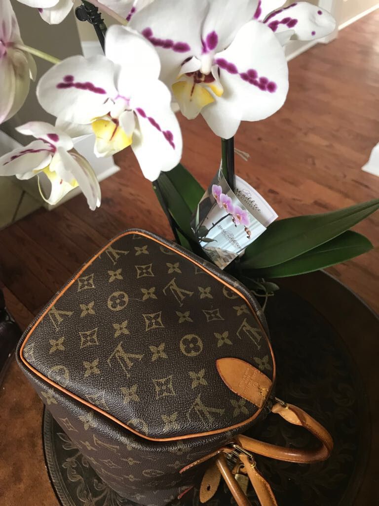 On sale at a Louis Vuitton space hosted in Chicago s West Loop neighborhood  - Pre Owned - Louis Vuitton LV Monogram Black White Sweatshirt – Cheap  Hotelomega Jordan outlet
