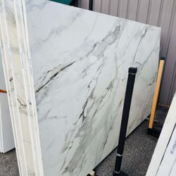 QUARTZ STONE SLABS SUPER JUMBO IN CALACATTA WHITE WITH BROWN VEINING 📏Each slabs cover  75.7 sq.ft, Thickness 3 cm 🔥Price $1149 per Slab🔥 