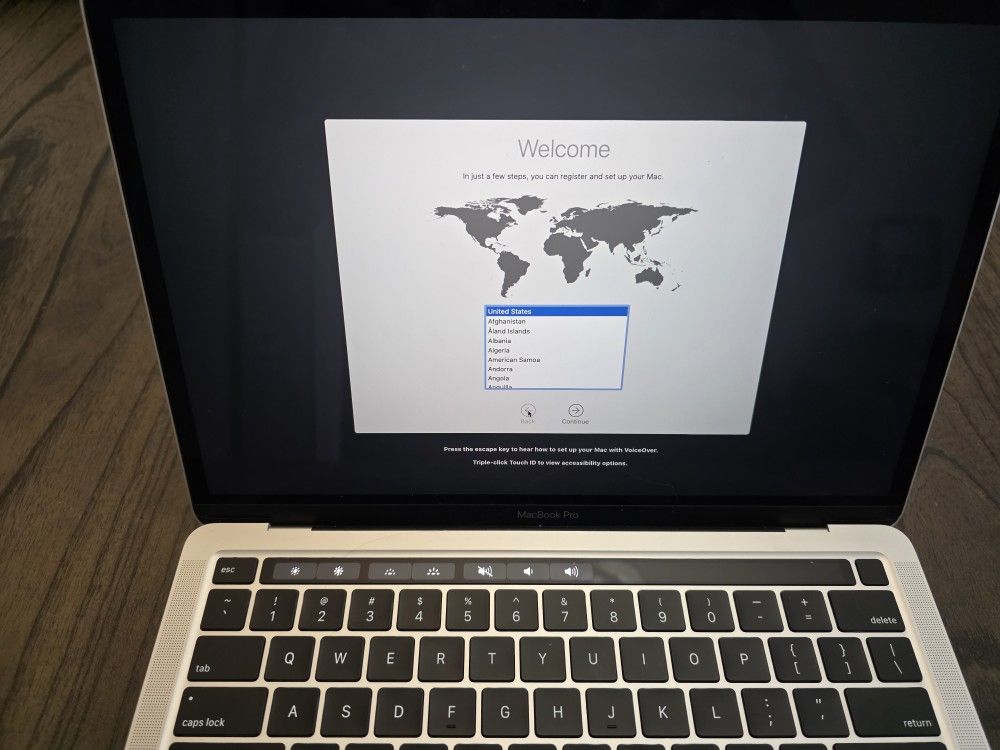 MacBook Pro 13” (2020) i7 2.3 GHz / 16 GB / 1 TB – Unused, Only 1 Battery Cycle!
