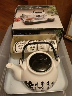Tea pot set (used) but like brand new it’s Made in Taiwan