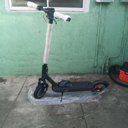 Brand New Electric Scooter Gose 21 Miles Has 3 Different Speeds Also Has Solid Tires So You Don't Get A Flat.. Scooter Electrico Va A 21 Mph Y Solidas