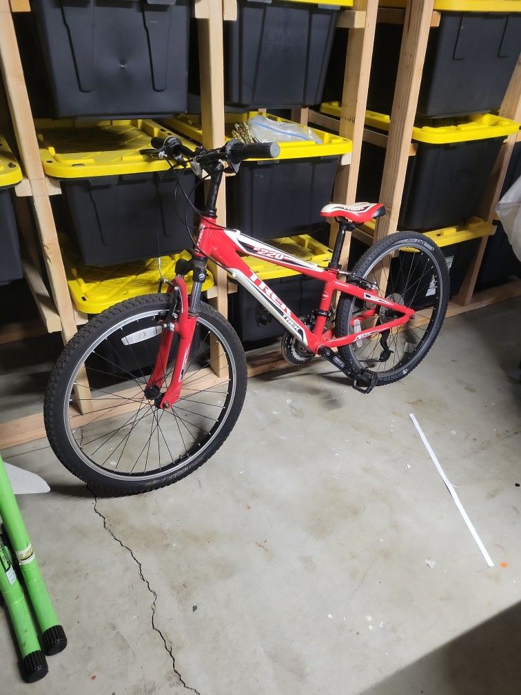 TREK MT 220 MOUNTAIN BIKE