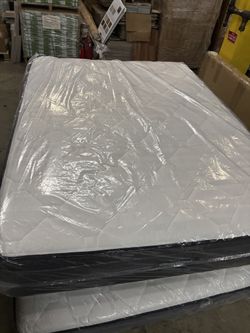 New Queen Simmons Beautyrest LUX Plush PillowTop Mattress- half price Mattress Firm