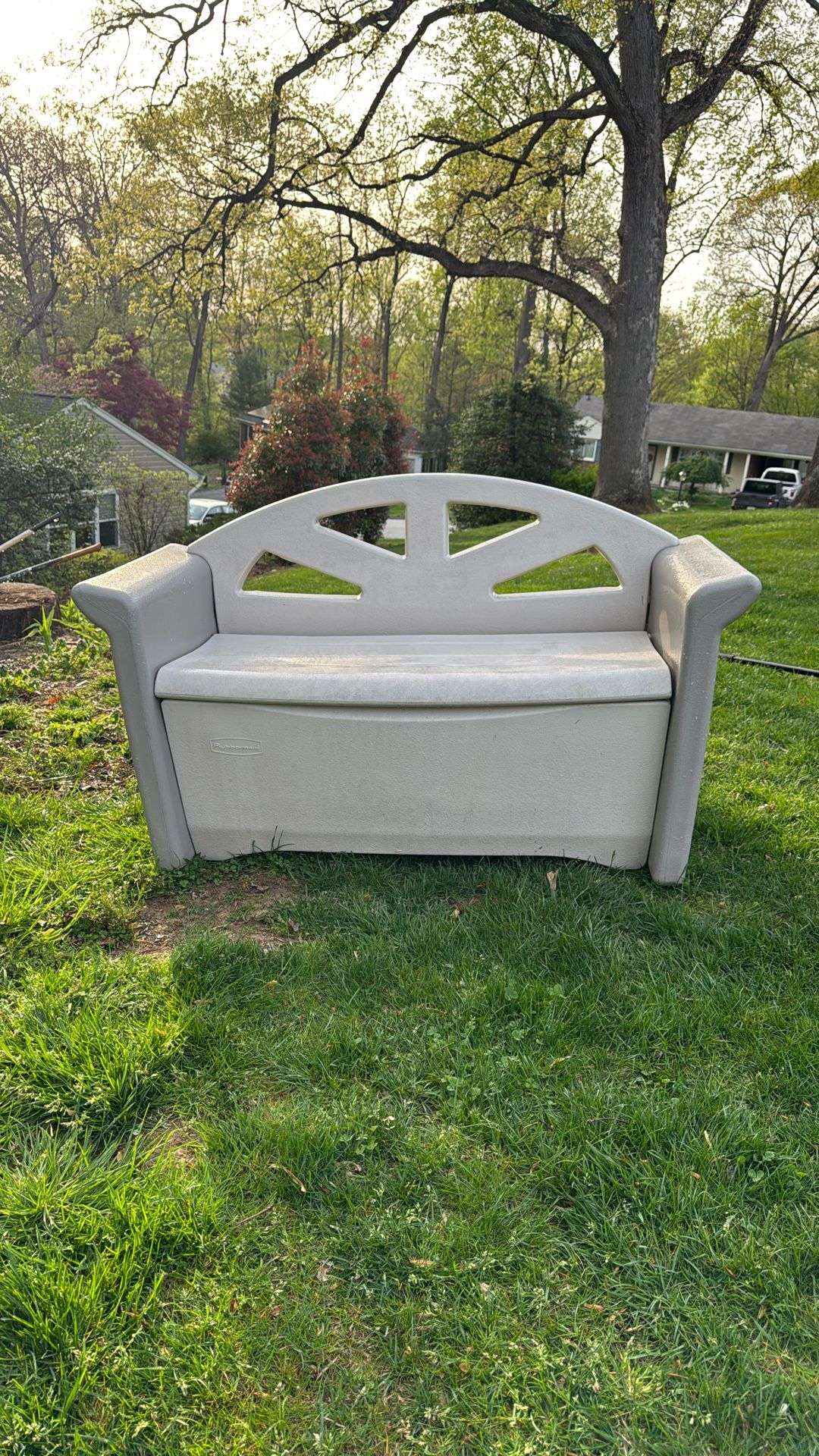 Rubbermaid Storage Bench