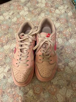 pink nike