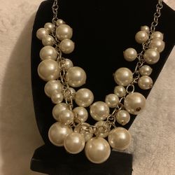 Gold Chain Necklace With Large Pearls 