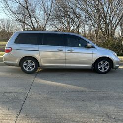 Silver 2007 Honda Odyssey Touring .