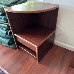 nightstands/corner shelves/display/speaker stand