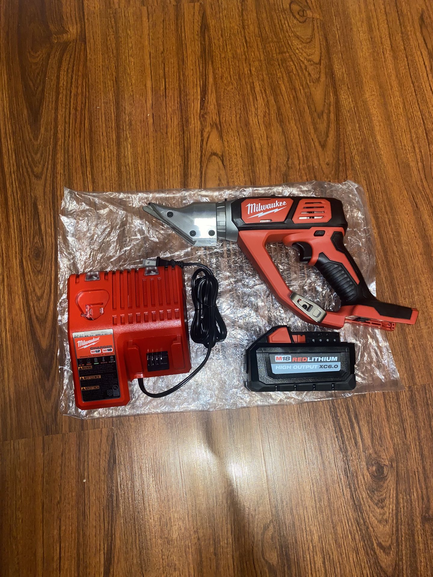 (1)Milwaukee M18 18-Volt Lithium-Ion Cordless 18-Gauge Double Cut Metal Shear (2635-20) (1) 6.0AH High Output Battery (48-11-1865) (1)M12/M18