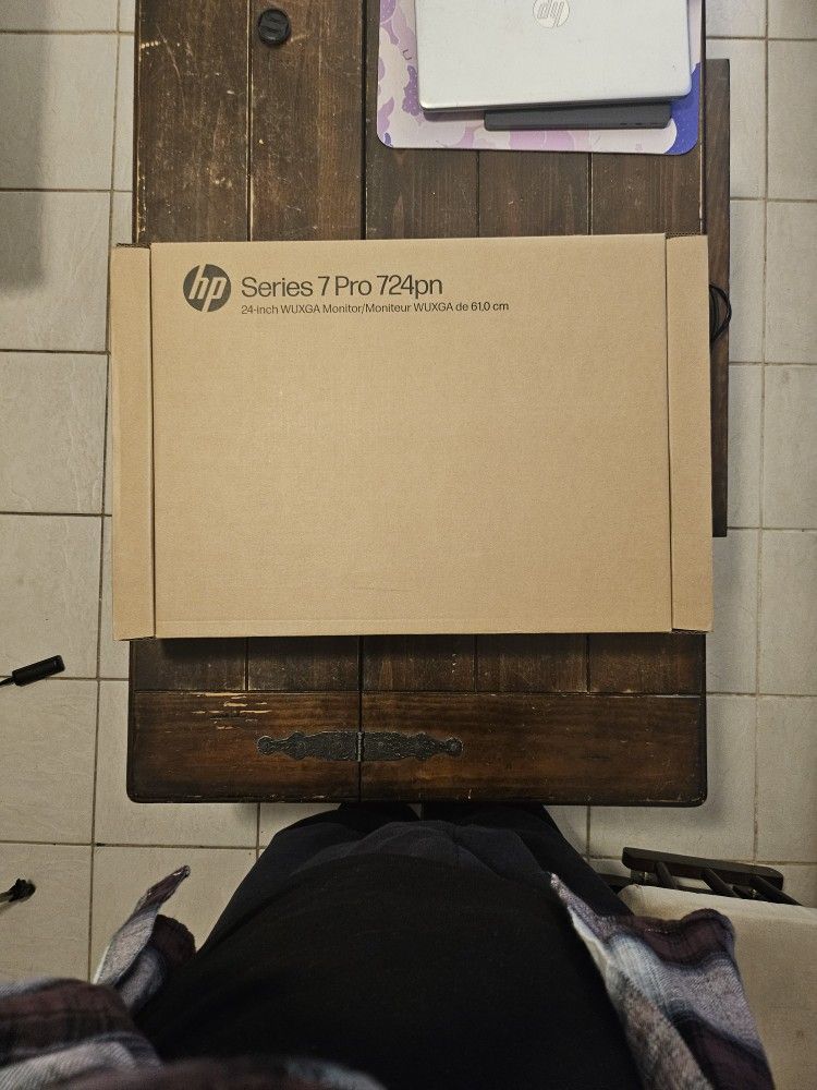 HP Monitor - 7 Pro Series - 724pn