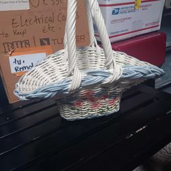 Basket -white/ pink flowers small