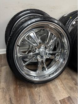 NEW staggered 22x9 and 22x11 rears. polished wheels with lexani tires.