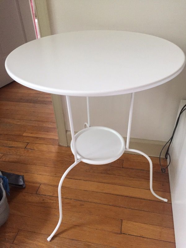 White round Coffee table / side table. Like new