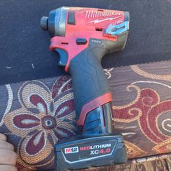 Milwaukee M12 FUEL 1/4" Hex Impact Driver (2553-20) w/ XC 4.0 Ah Battery