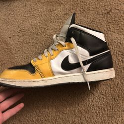 Jordan 1s Mid Yellow