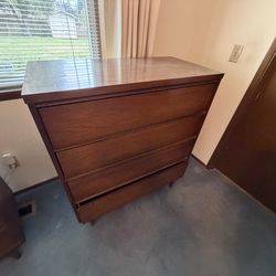 Mid Century Modern Walnut 4-drawer dresser