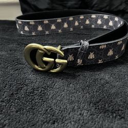 Woman And Men Look At Pic For Size Real 