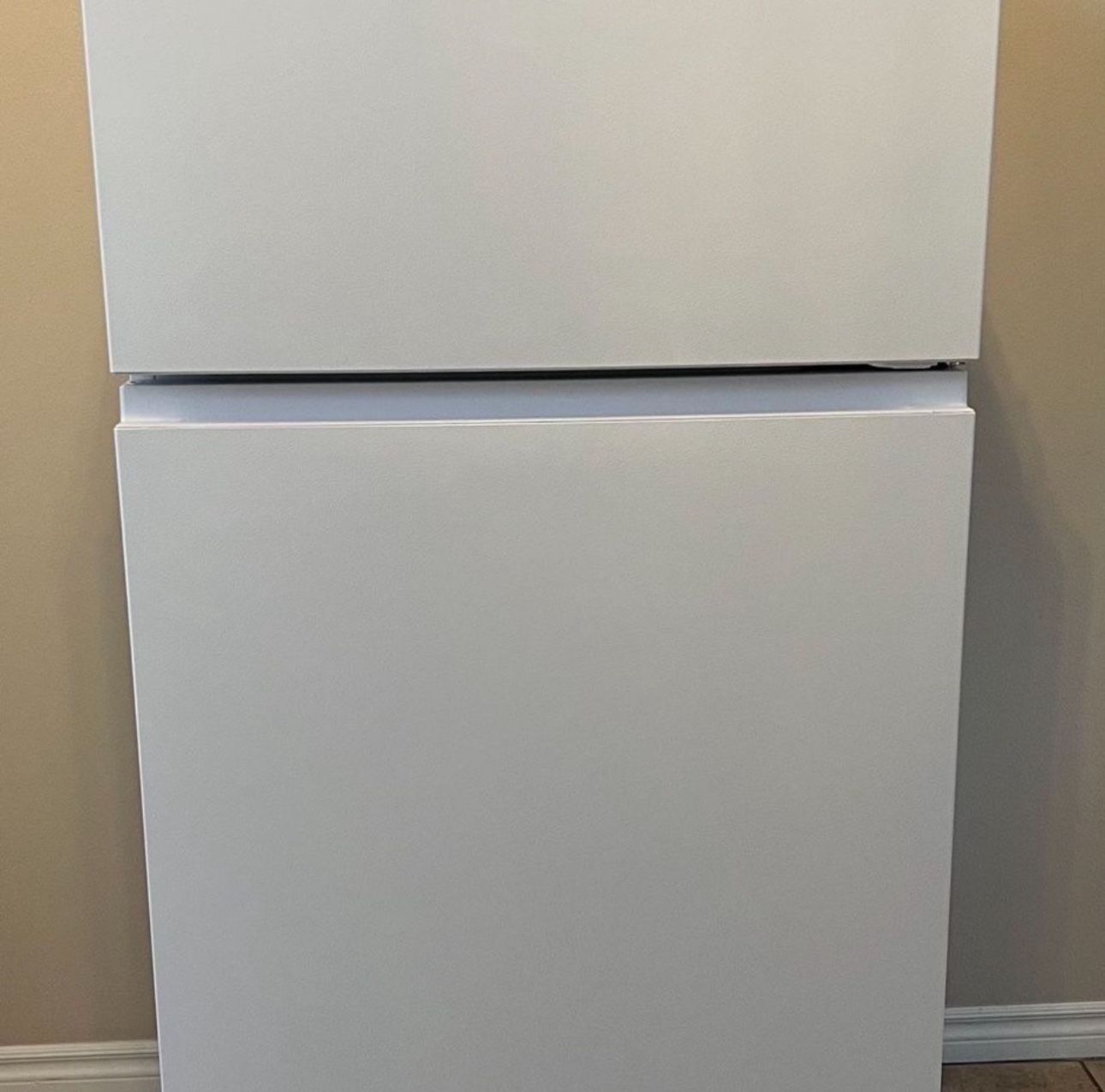 18-cu ft Top-Freezer Refrigerator (White)