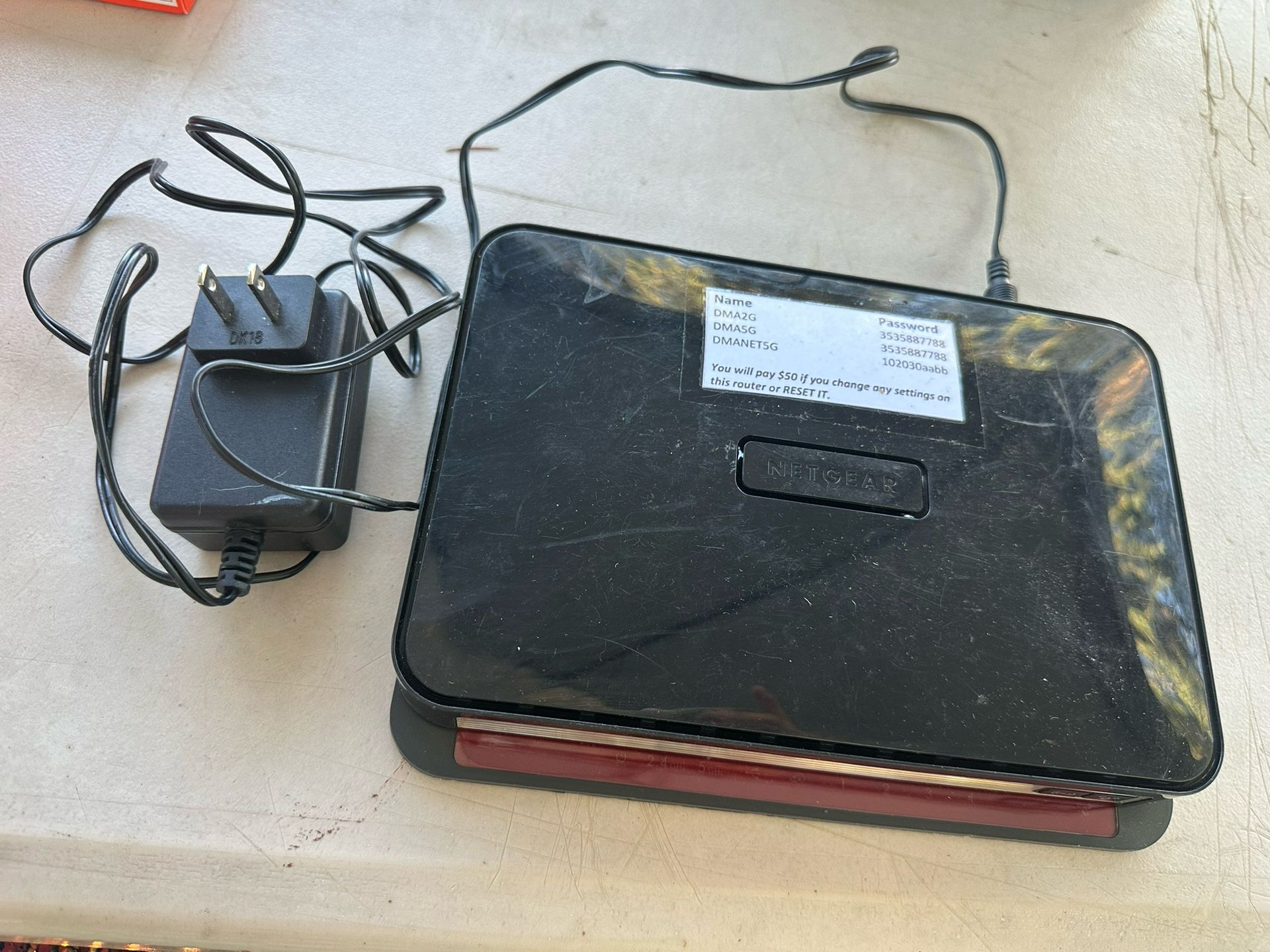 NETGEAR MODERN INTERNEt - 30$ Great Condition Comes W Charger