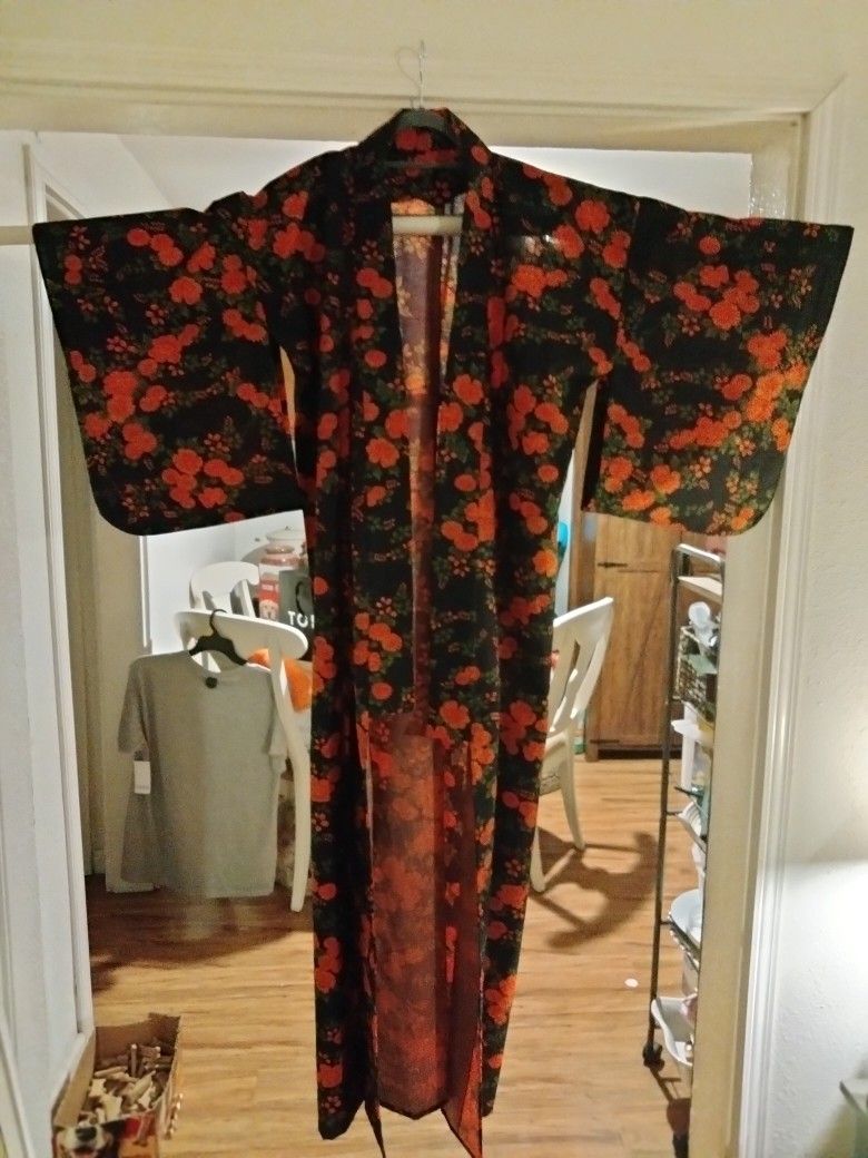 BEAUTIFUL TRADITIONAL HAND STITCHED KIMONO BRAND NEW NEVER WORN , NEVER WASHED ENTIRE KIMONO SEWN BY HAND 