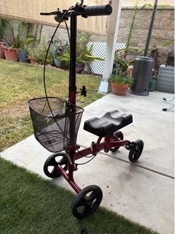 HealthPort Steerable Knee Walker
