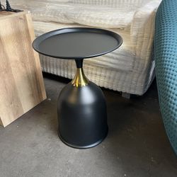 Small Round Pedestal Side Table for Small Spaces, Modern Black Couch End Tables Living Room Corner Drink Table, Unique Circle Metal Accent Martini Tab
