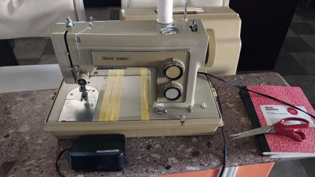 METAL SEWING MACHINE KENMORE SEARS LIME NEW WAS ONLY USED LIKE 3 TIMES IS IN EXCELLENT CONDITION
