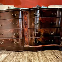 Chippendale Mahogany Serpentine 8-Drawer Long Dresser