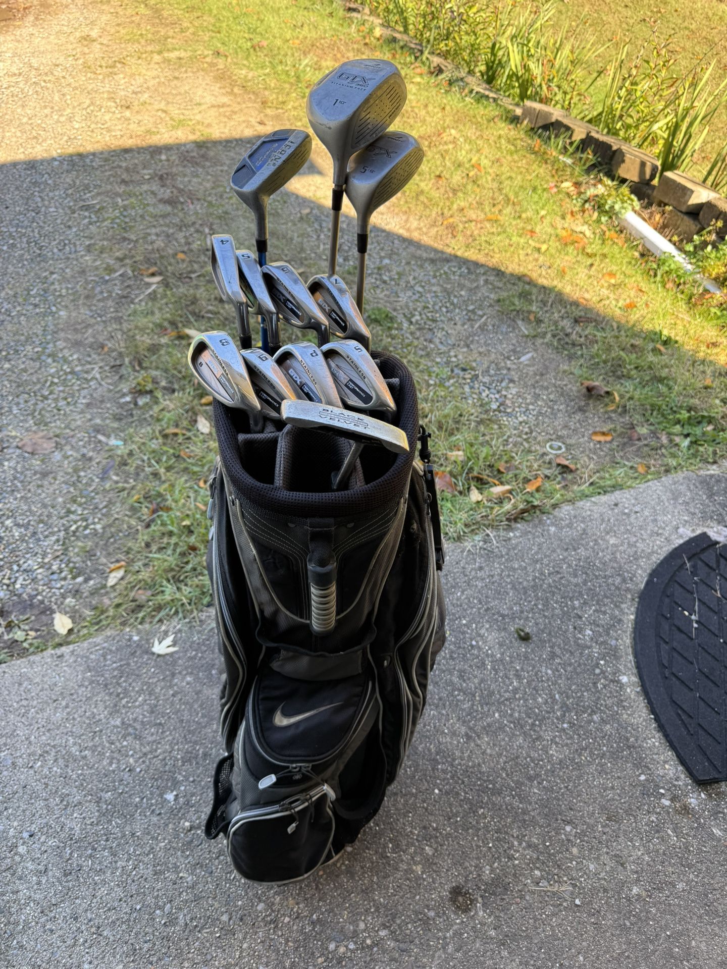 Used Womans Golf Club Set With Bag