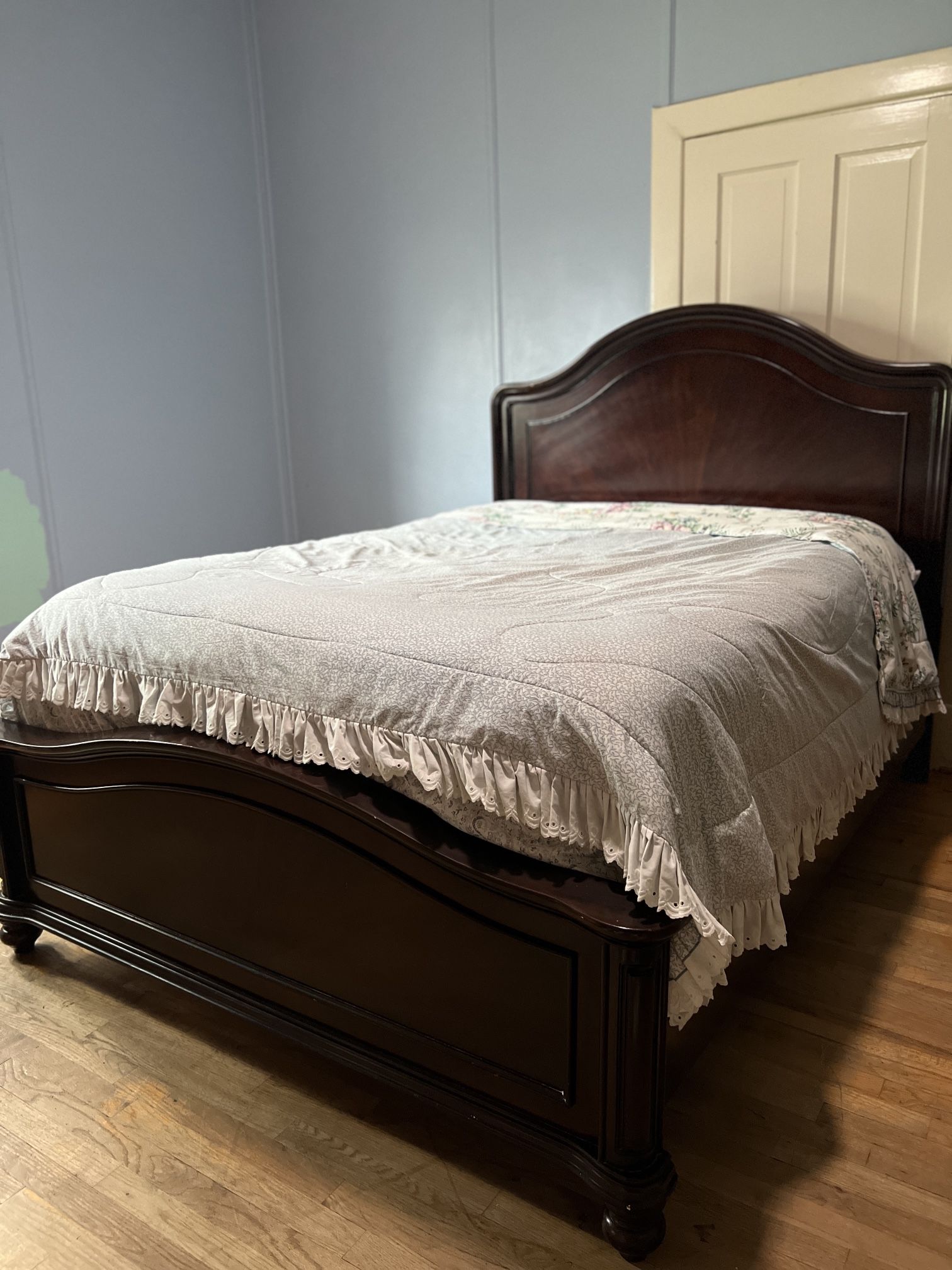 Beautiful QUEEN bed