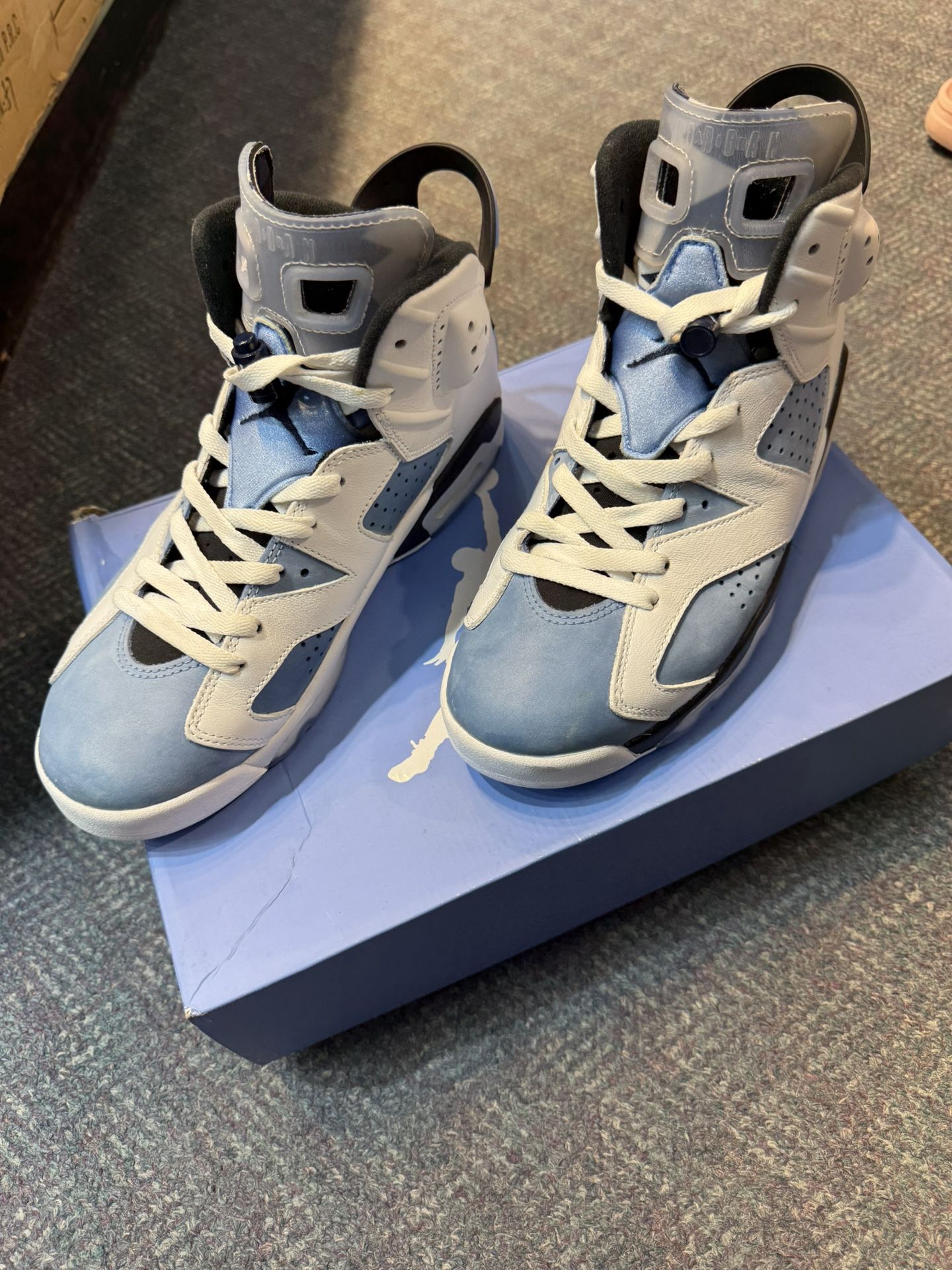 Jordan 6 University Blue Size 8.5