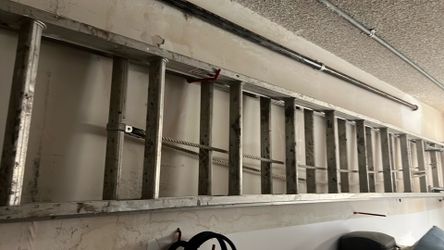 24’ Werner aluminum ladder w/ levering feet
