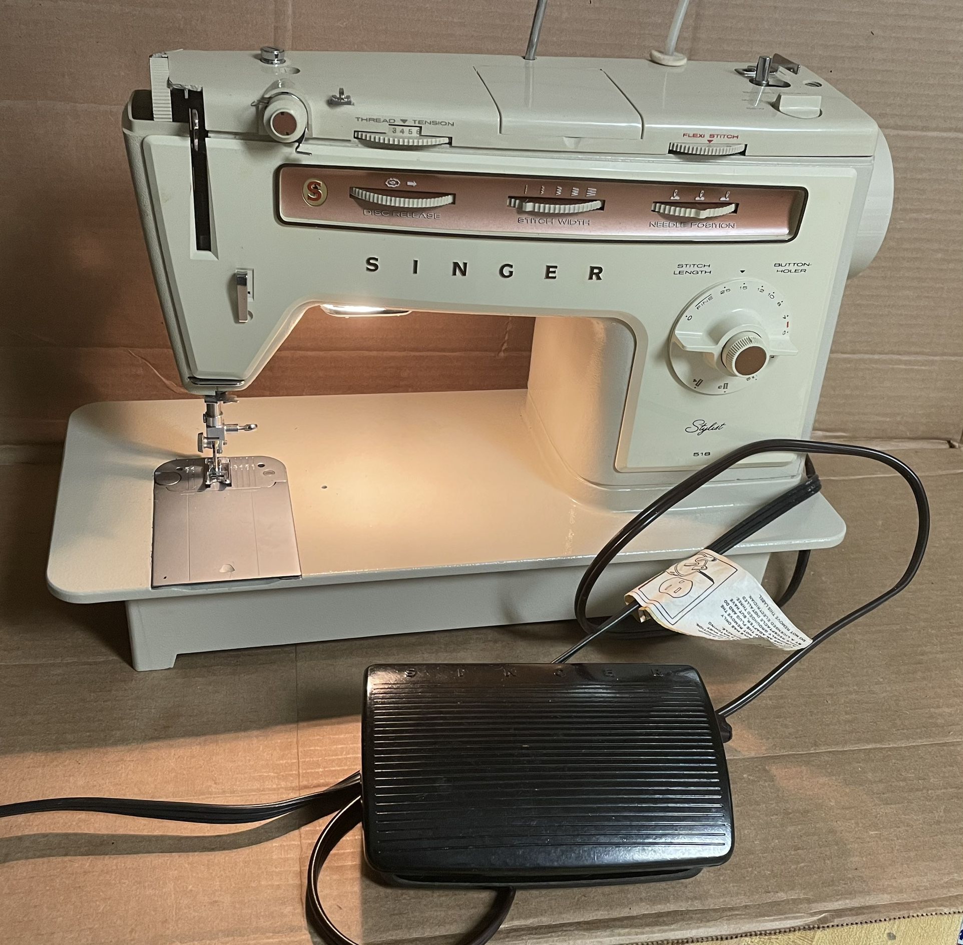 Vintage SINGER Stylist 518 Beige Electric Home Sewing Machine w/ Pedal , original manual and original leather bag 