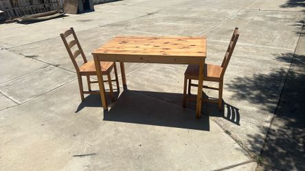 Table with 4 chairs.