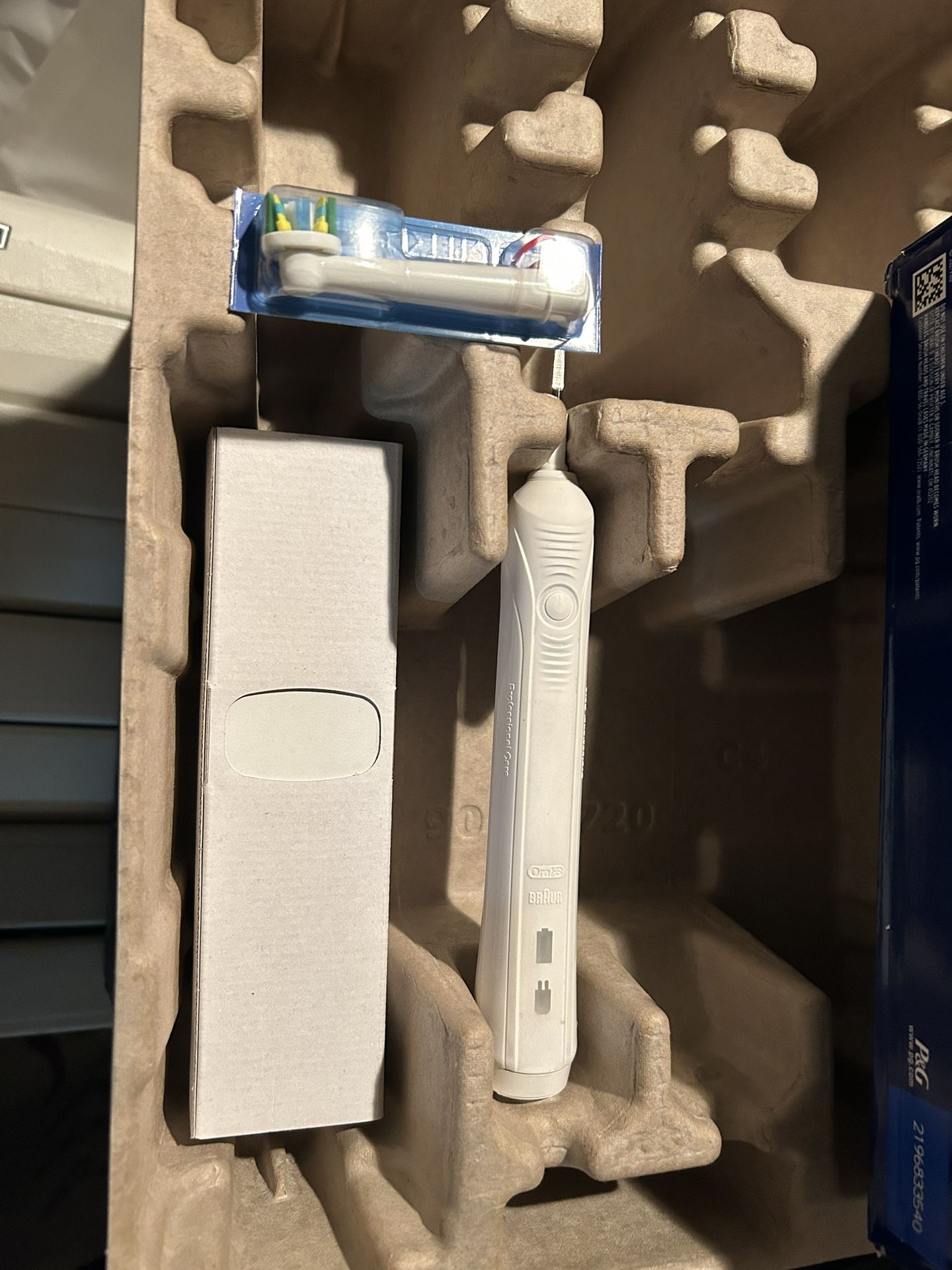 LIKE New Oral B Electric Toothbrush