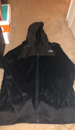 Women’s North Face fury jacket with hood!